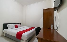 RedDoorz near Universitas Esa Unggul Bekasi Harapan Indah